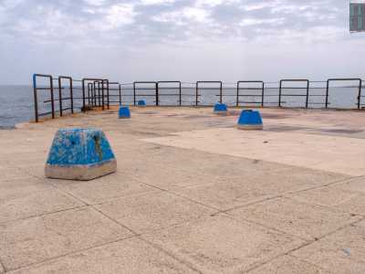 Affacciato sul mare si trova anche una sorta di �solarium� piastrellato...